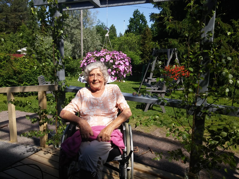 Lea nauttii kesäisestä ulkoilusta. 